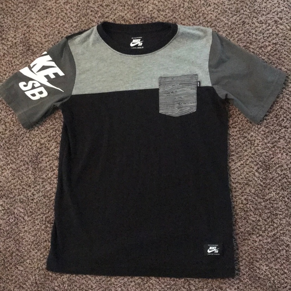 Nike SB pocket t